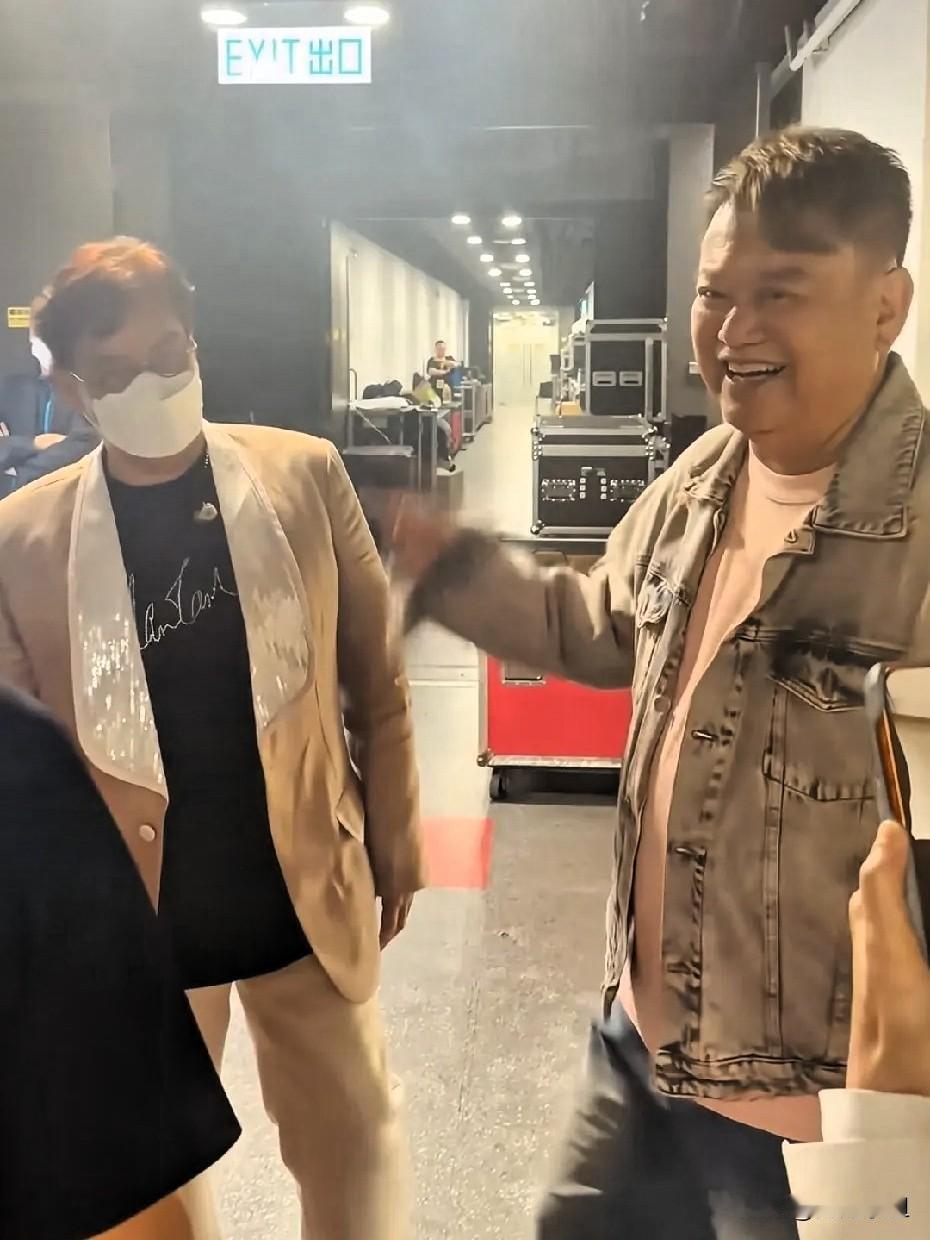 陈百祥现身谭咏麟76岁演唱会！校长边唱边笑心情是掩饰不住的，两人同框已和好。从