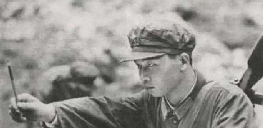1984年，黄登平正在站岗，突然发现大雾中闪过几道人影，他悄悄摸了过去，并扔了几
