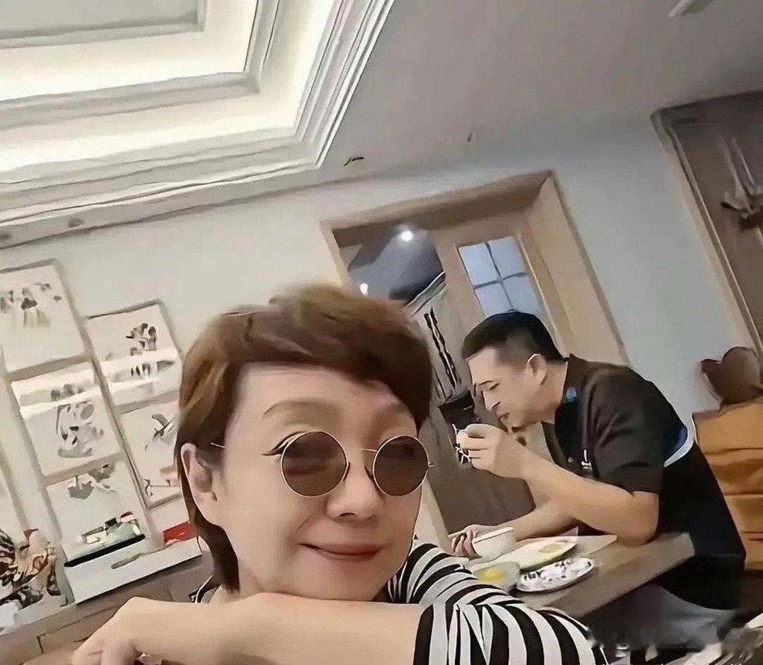 王海燕难得分享张嘉译吃饭日常，平淡画面满是烟火幸福感，荧幕上的胡三元私下看着格外