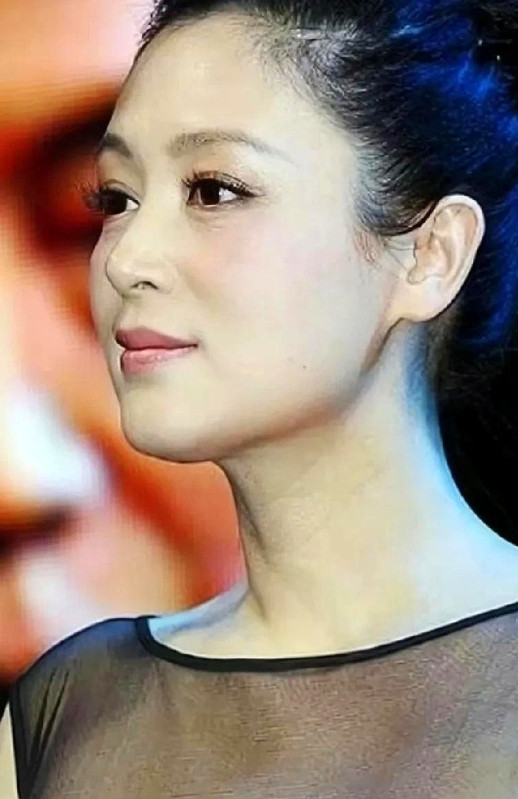 生于一九六八年的陈红，满打满算57岁。老实说，单看这张脸，和同龄人比起来，看
