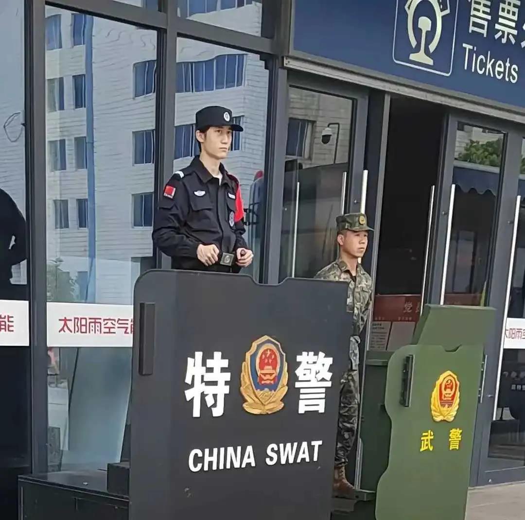 不懂就问：特警武警岗哨前放的钢板是干嘛用的？