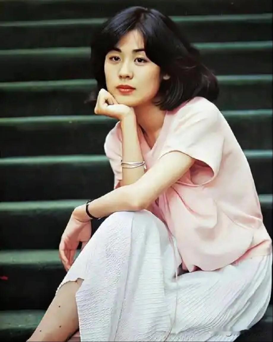 丛珊在法国躲了38年。2025年，62岁的她满头白发，每两个月飞一次巴黎。这一