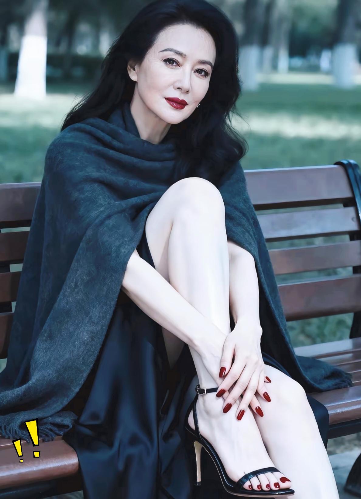 我敢打赌，十个人里边得有八个人，猜不出她的真实年纪。浑身的气质优雅大方，精气神