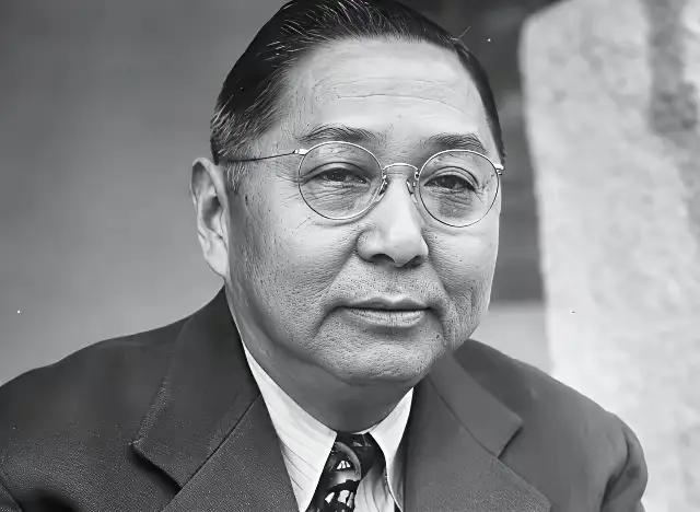 1965年，台北松山机场，一个74岁的老人颤颤巍巍走下飞机，2000多人夹道欢迎