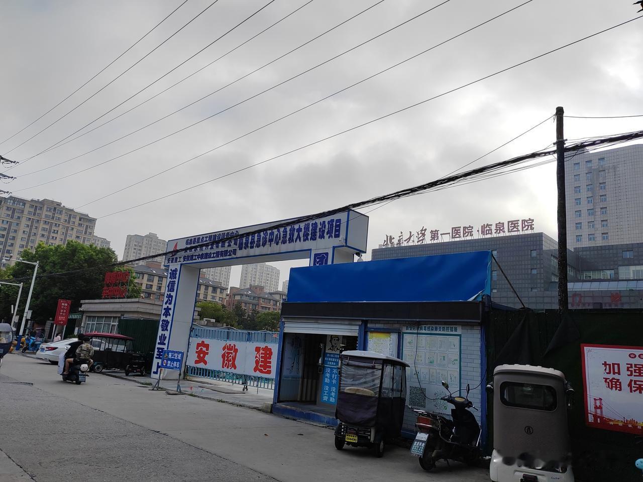 今天依旧是在病房陪护的一天。听15床老太太聊天，今天她下午的手术，上午的时候