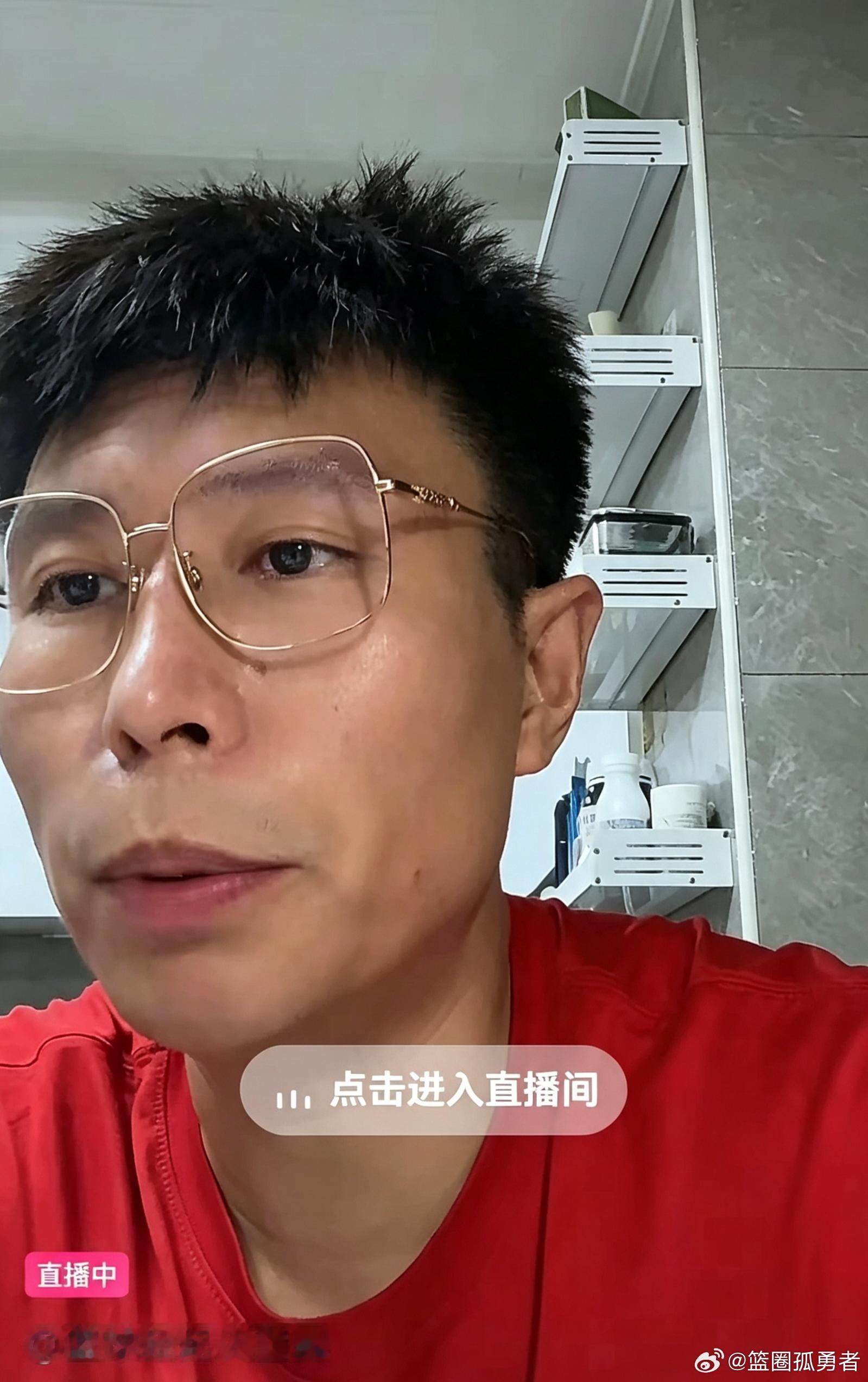 篮球经纪人董昊直播最新消息：奎因暂时还没有和俄罗斯联赛正式签约，团队依旧在全力尝