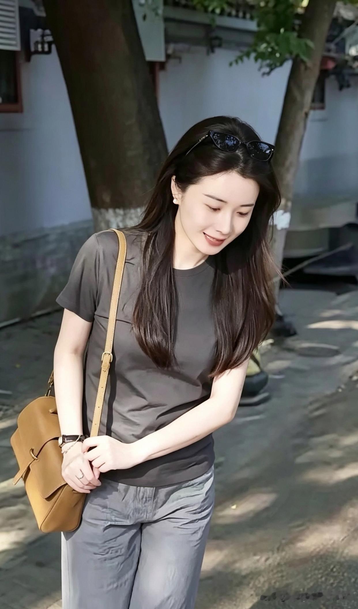 阳光正好的日子，简约穿搭就是打开清新日常的钥匙。就像那位优雅女性，一件灰色无袖