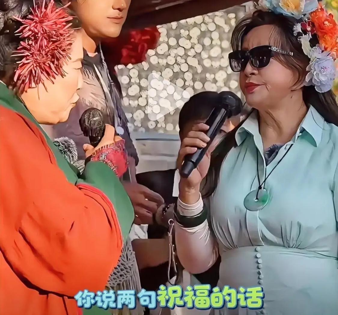 刘晓庆去开封万岁山录制节目，被王婆说媒邀请上台。刘晓庆上台一句话也不愿意说，就让