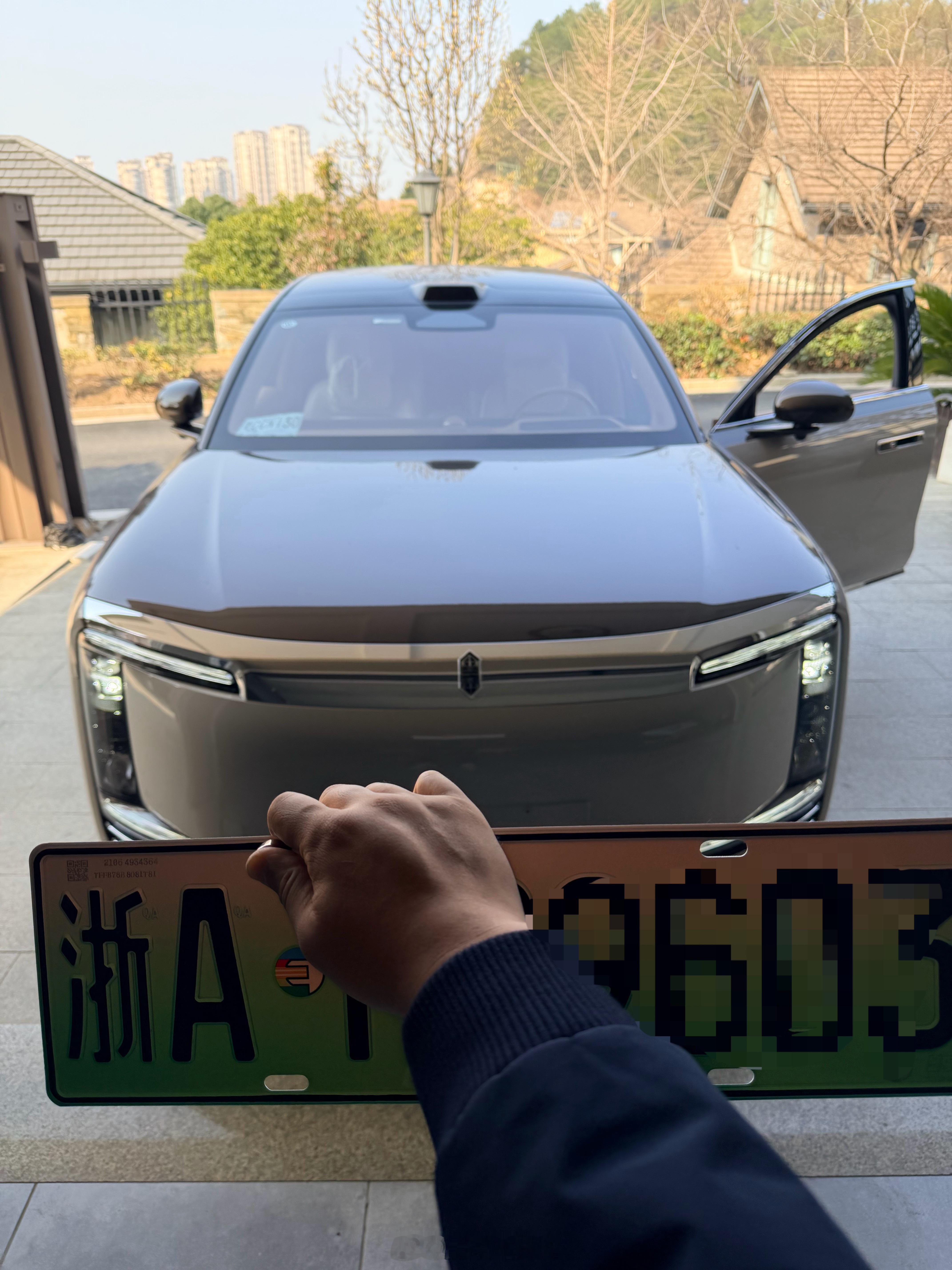 给尊界s800上牌了停了一个月没人开，牌都没人上