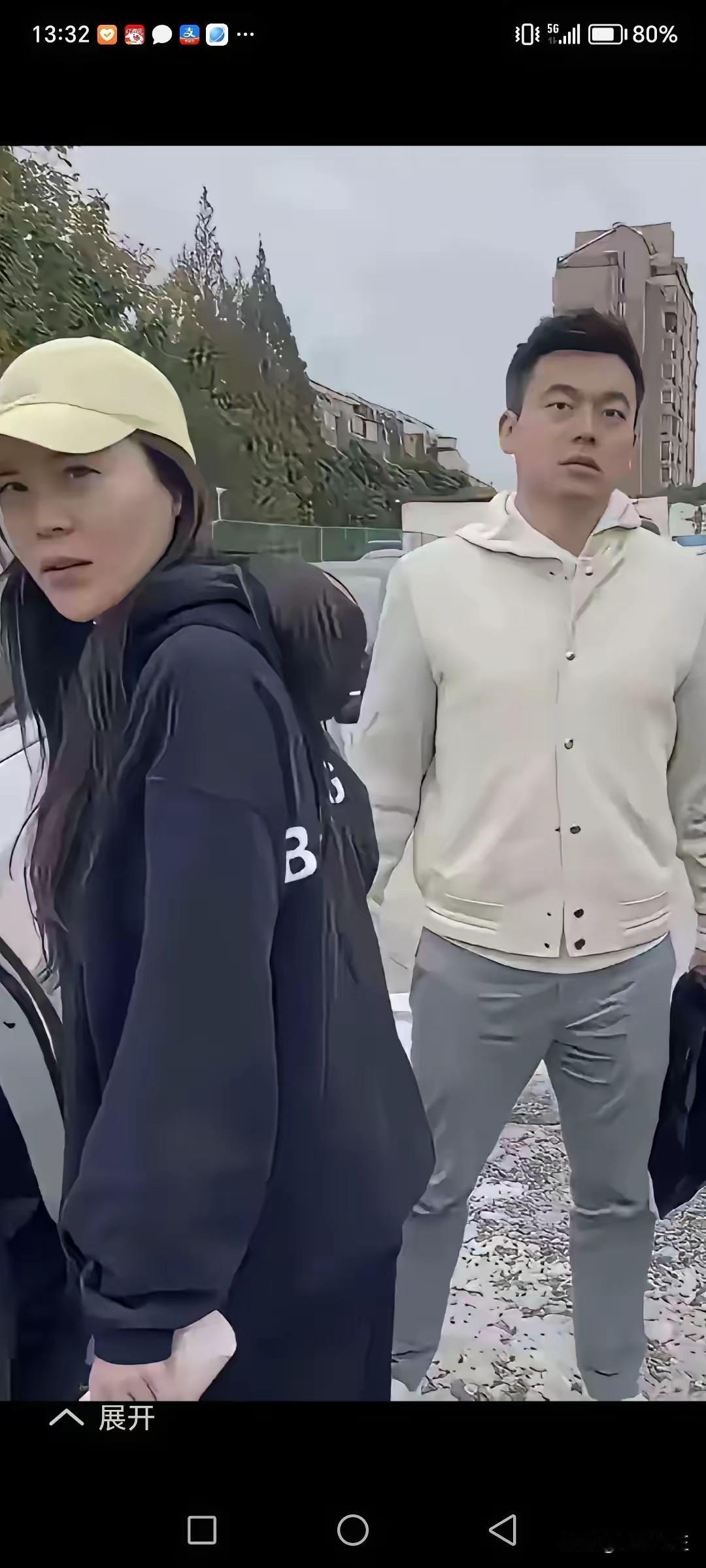 三姐都33岁了，而且据说结过一次婚，看照片也不算绝色，不知道男主是怎么想的，大概