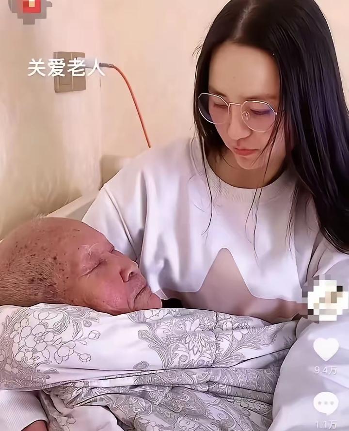 河南一90后女子半夜给93岁爷爷换尿不湿，突然，爷爷拉着女子说：能抱抱我吗？孩子