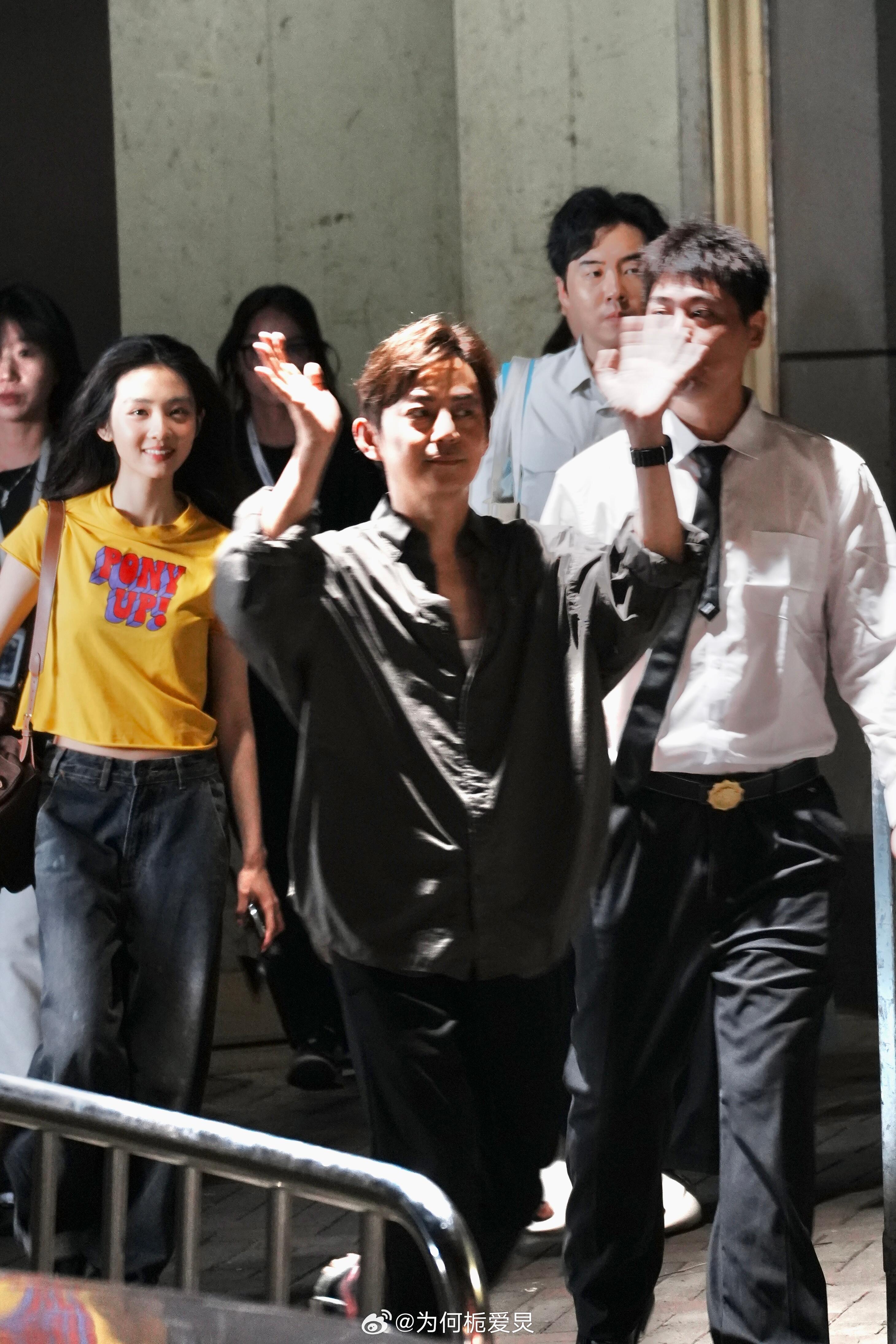 今天和何老师一起下班的黄多多，漂亮成啥了😖多多人儿请演戏🫳🏻何炅黄多多