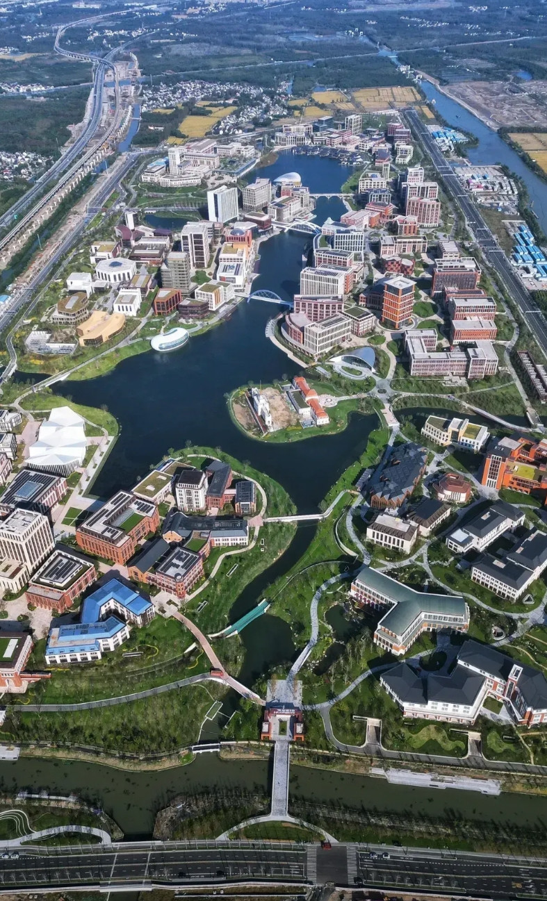 华为绝对的全国各大企业学习的榜样，这样的工作环境简直是一种享受！这是华为斥资20