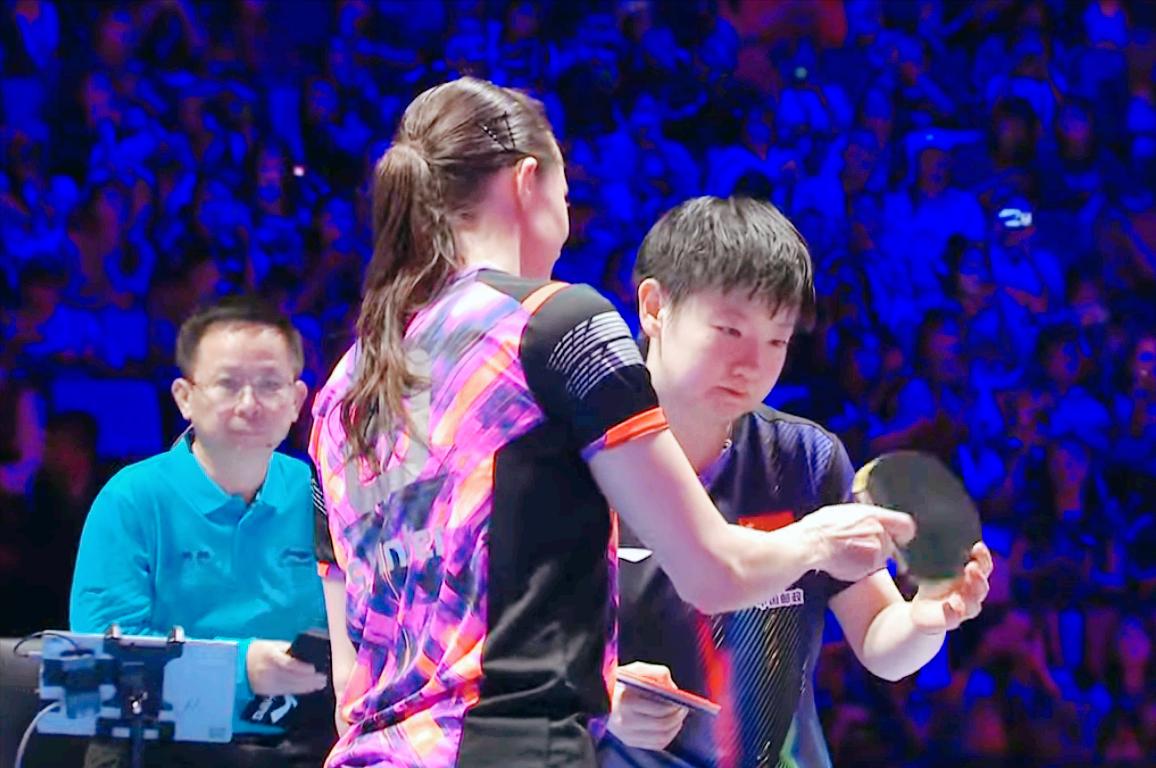 大家发现了吗？孙颖莎这次与以往截然不同，以往莎莎基本不看球拍，这次她仔细看了