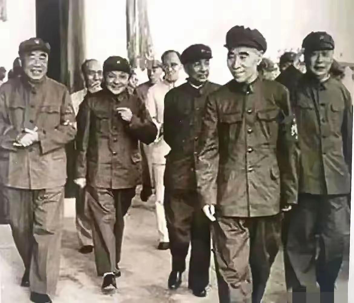 这张照片里全是新中国的缔造者，个个都了不起！我能认出三位，能认全的绝对是资深历史