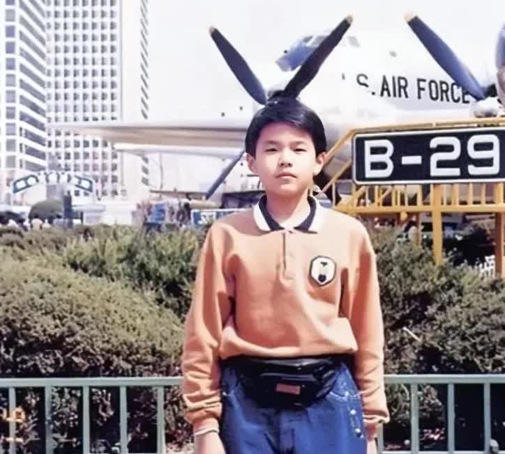 一张老照片，拍摄于1991年，大家看看在公园里身前腰包着实抢眼的这位小男孩是谁！