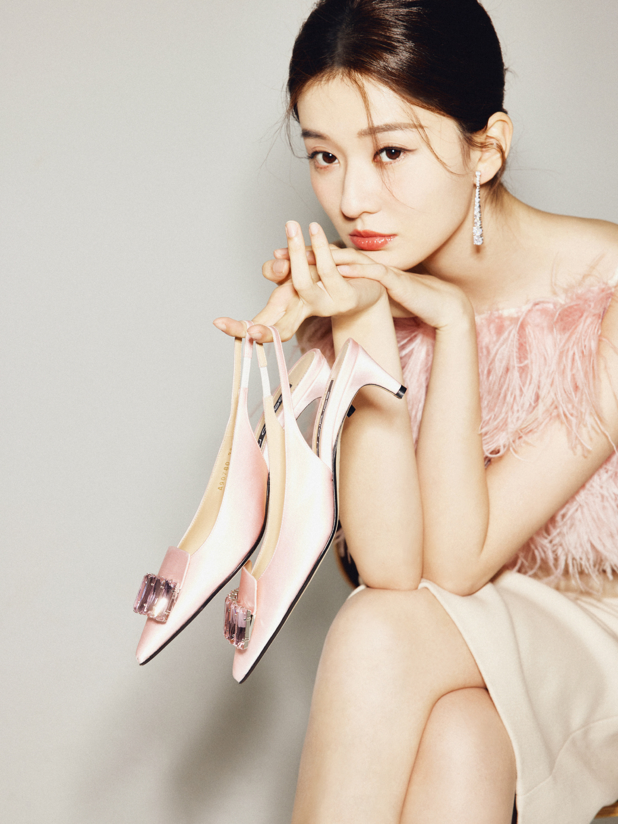 乔欣，淡粉色穿搭，美腿吸睛