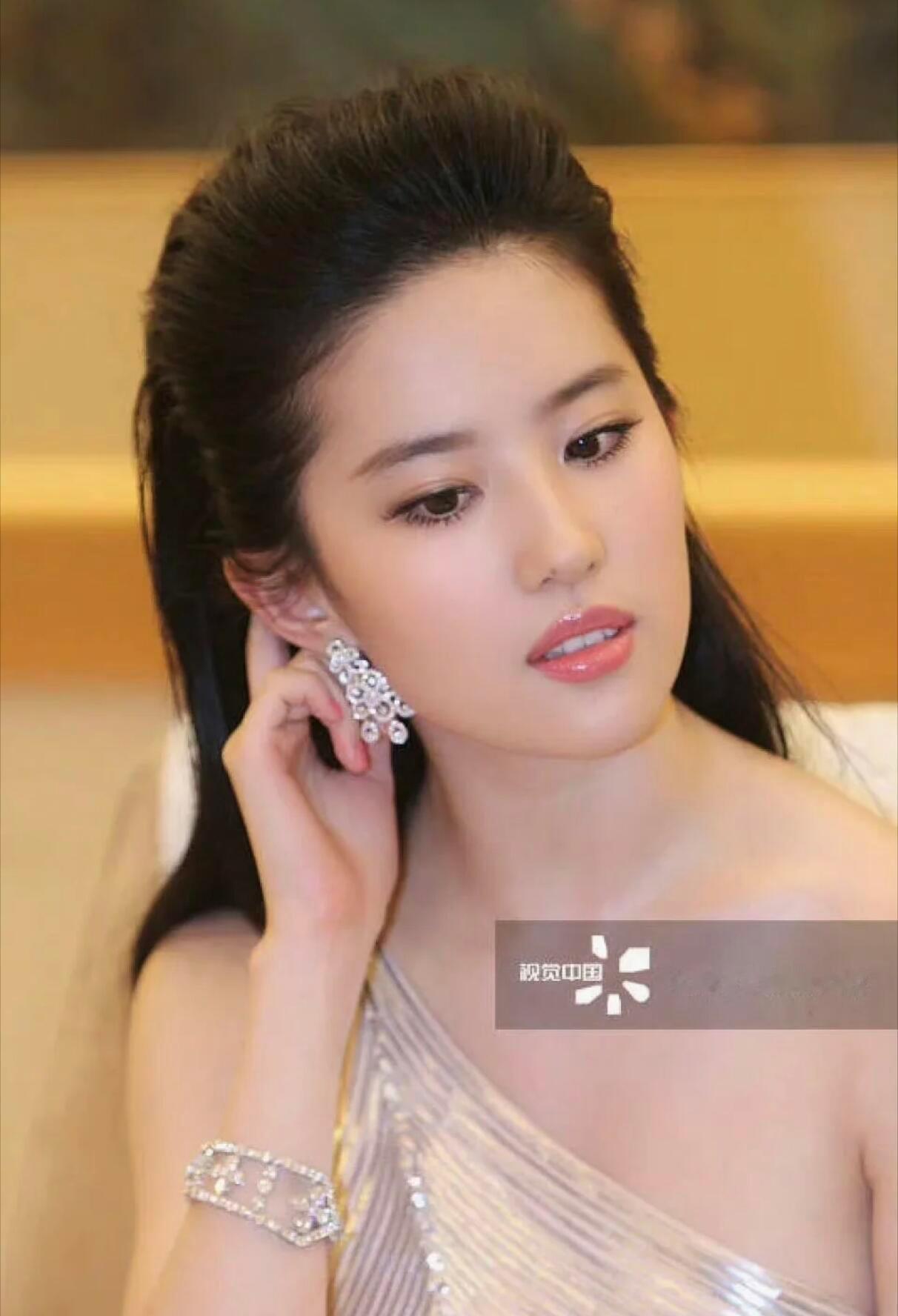 这个发型也很好看，动人明艳