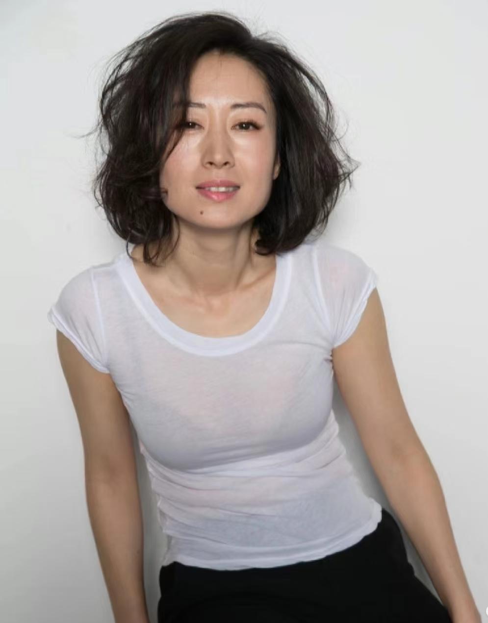 刘敏涛不光有演技而且还会唱歌，真是宝藏演员一枚，虽然40多岁了但是依旧魅力无限。