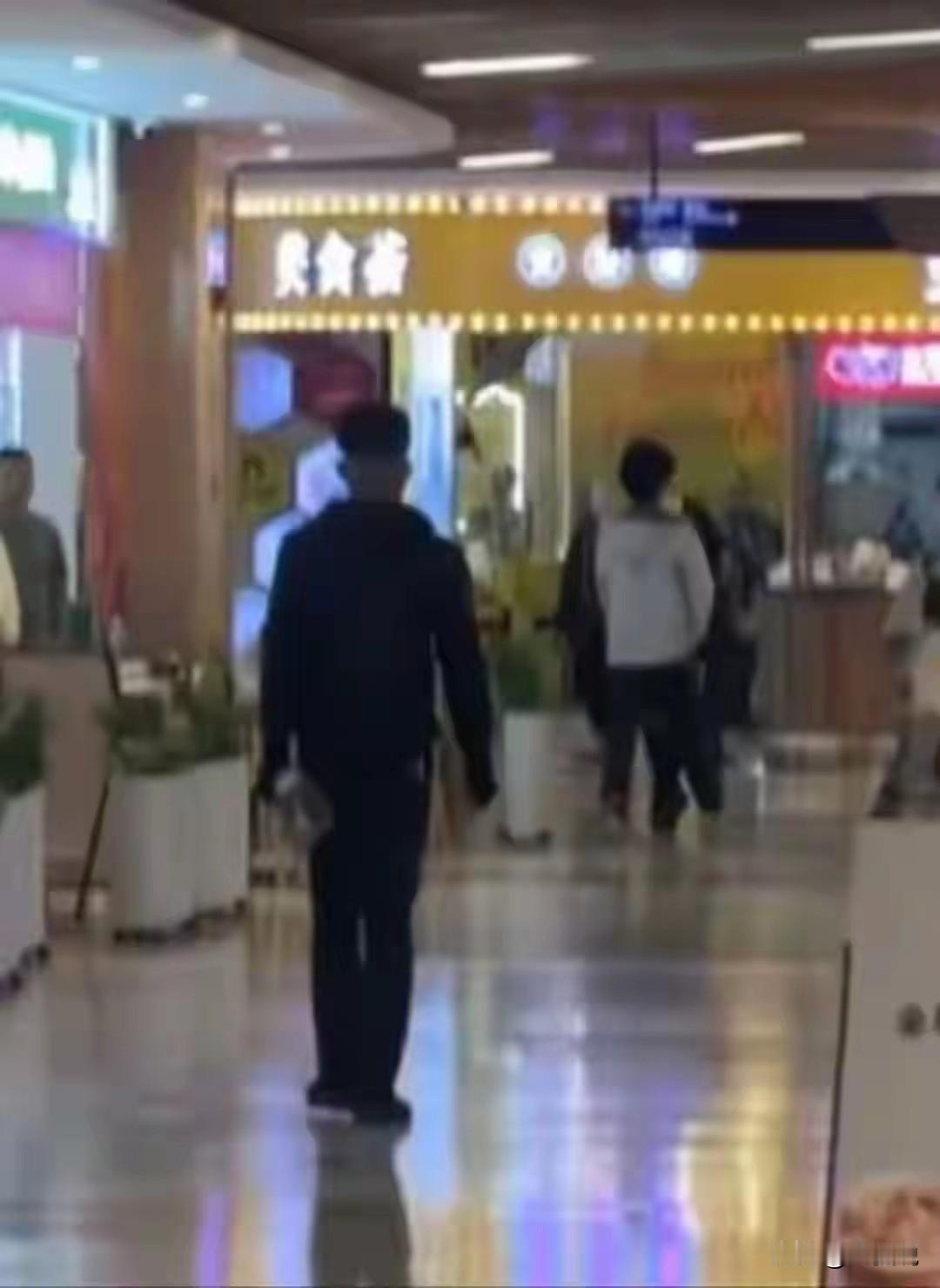 这也太丧心病狂太冲动了吧，竟然持刀伤人。12月17日，珠海一商场发生持刀伤人