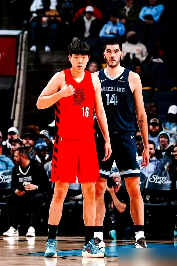 裸足一量，杨瀚森直接矮了3厘米。CBA给的218，到了NBA联合试训，只剩216。不是骨头缩了，是规