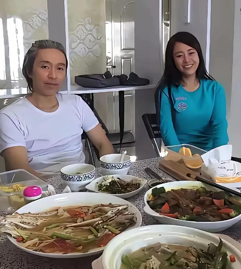 周星驰这么不差钱的人，竟然也都是吃这些粗茶淡饭。这话乍一听像感叹，细想全是门