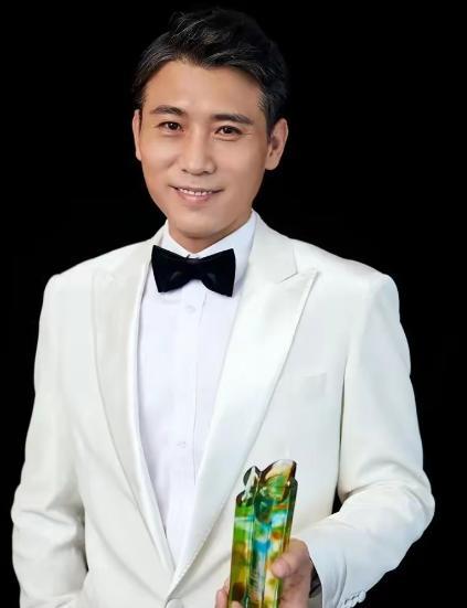 1997年，王千源开了一家饭馆，李乃文和赵春阳去吃饭，吃完后，赵春阳擦擦嘴就走，