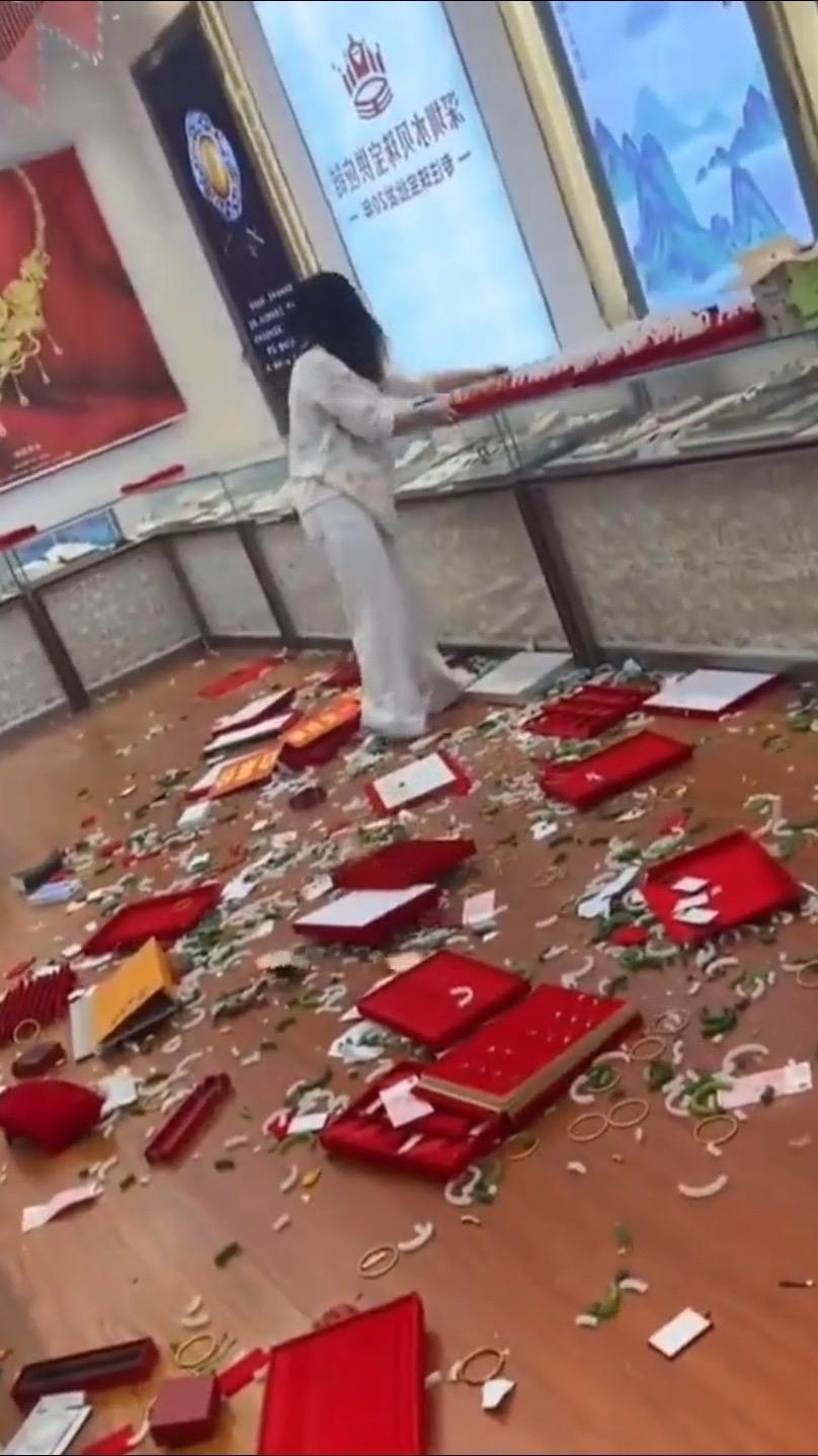 一锤子下去砸的不是玉器，是自己的人生——上海这位女子发飙砸店的场面，看得人手心直