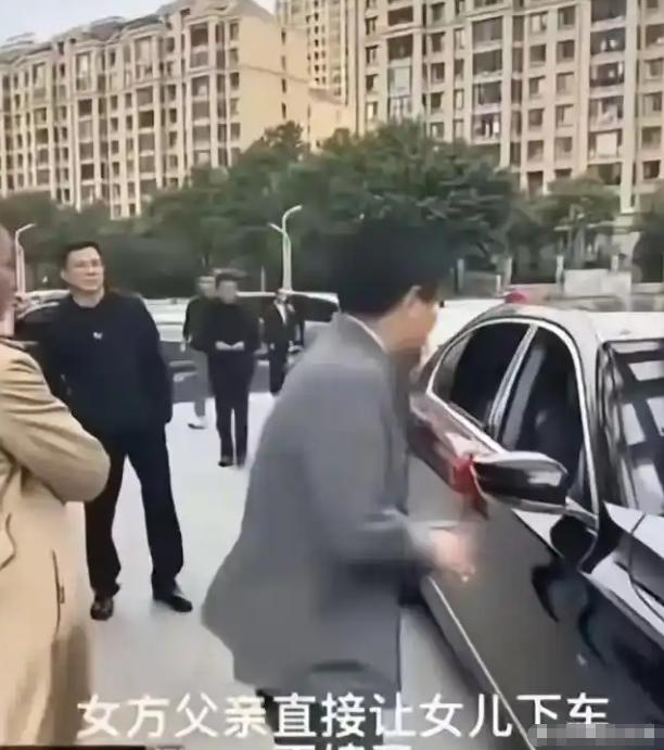 脑子清楚的爹！一场本该喜气洋洋的喜事，在接亲的车队刚到门口时就黄了。新娘她爸发现
