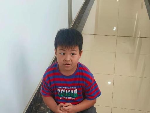 万万没想到！河南一名7岁小男孩，就因为太想念在郑州打工的舅舅，趁着奶奶在厨房做饭