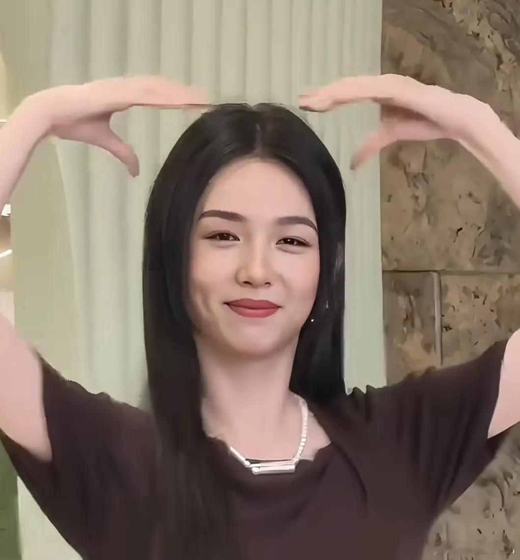 周也这眉眼比例不行啊，感觉张婧仪更精致