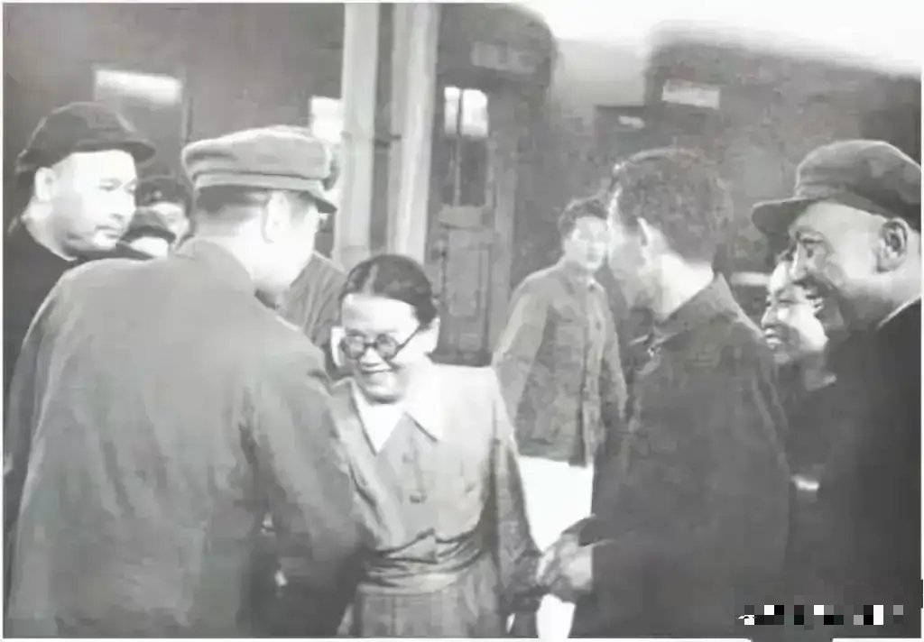 1953年，徐海东将军等在大连火车站为周恩来总理送行时的照片