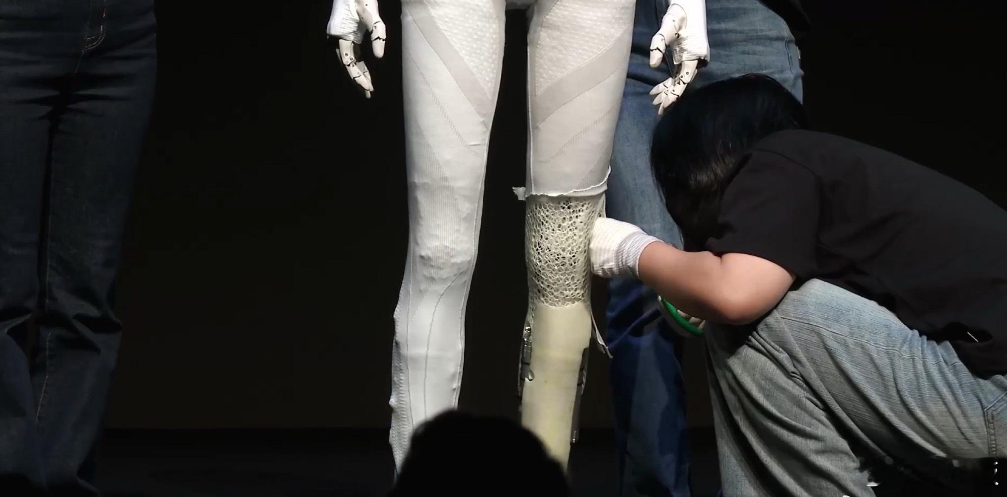 小鹏太惨了，为了自证机器人是机器人，而不是人装的，发布会现场把皮肤和肌肉剪下来了