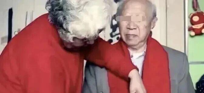 浙江衢州衢江区法院里，89岁的老爷子扶着84岁的老奶奶，俩人都颤巍巍的，手