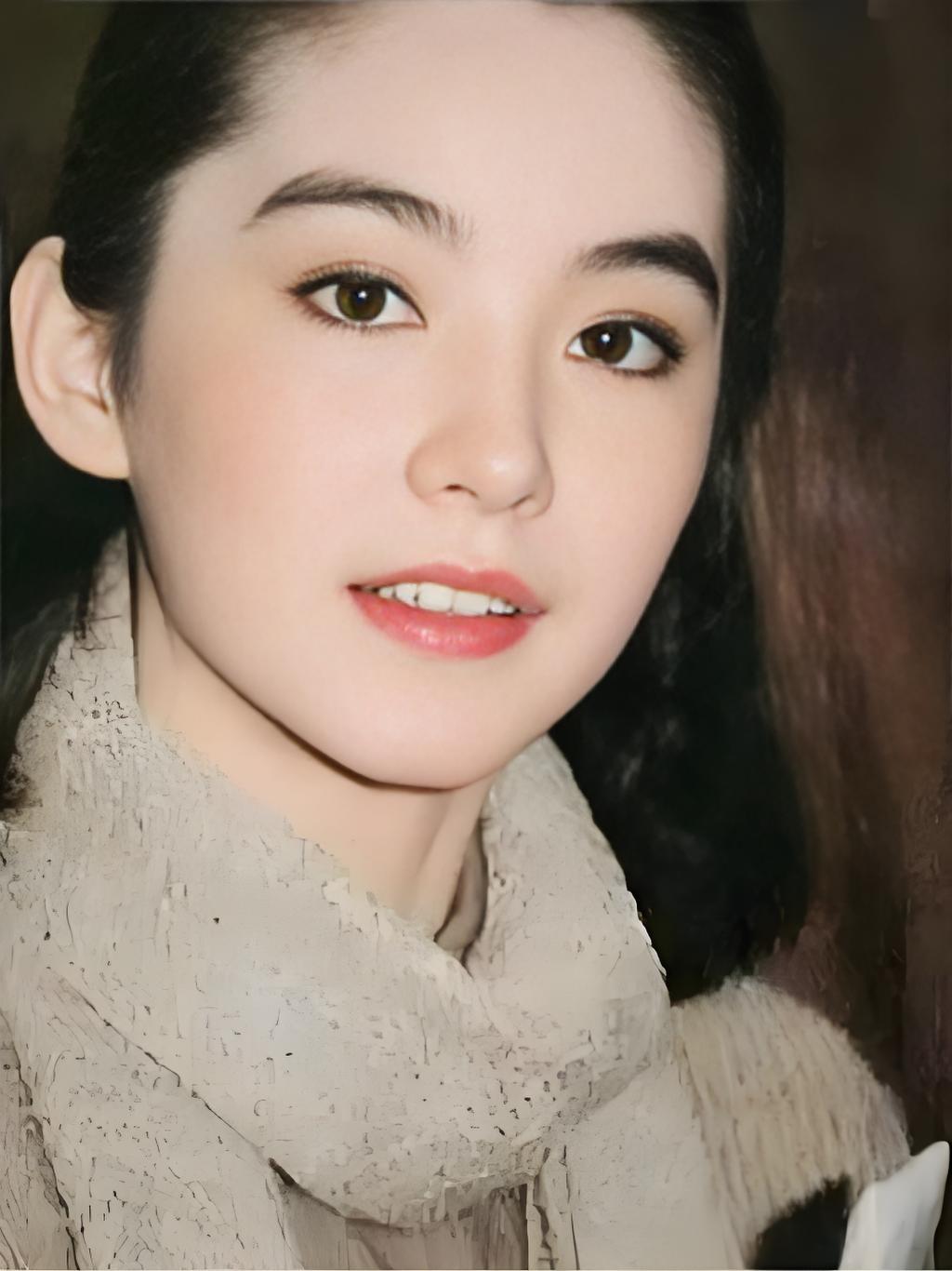 为什么很多人都说林青霞很漂亮很多人说林青霞漂亮，这简直是秃子头上的虱子——明