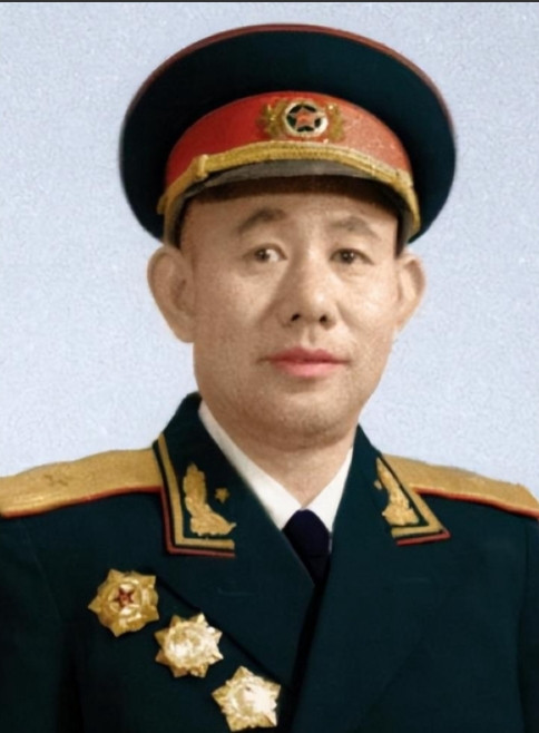 1951年，一群志愿军在撤退时，猛然发现眼前狭隘的山谷中，竟出现了成千上万个美军