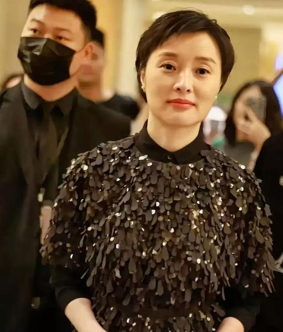 有人问53岁不婚不育的吴越，老了谁养你她一句话怼回去：结婚没啥可骄傲，不结婚