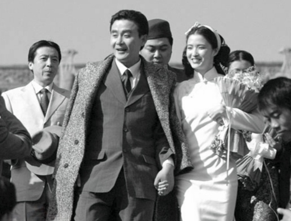 1945年，被关押6年的赵丹出狱，他满心欢喜的找到妻子后，却发现妻子挺着大肚子，