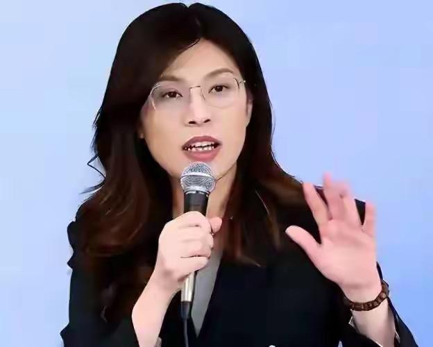 郑丽文赴美前夕，卢秀燕变脸，蓝营内斗藏选举算计大陆早已明确劝诫：两岸问题是家