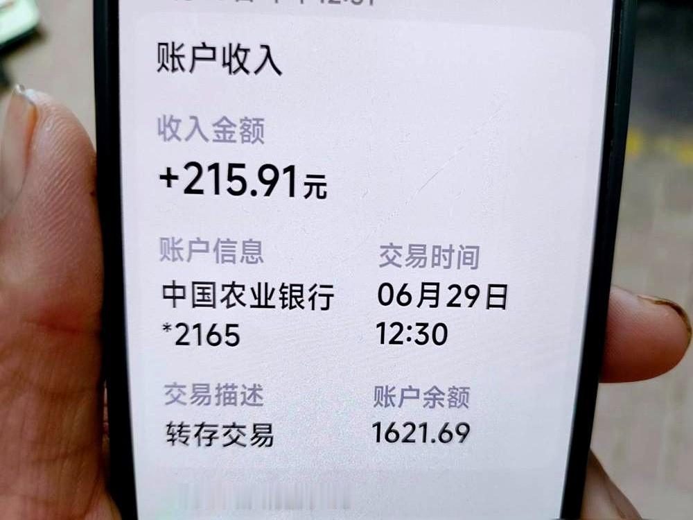 小区业主群里，有位家长突然发了条消息：娃放假天天抱平板不撒手，家长直接在群里提