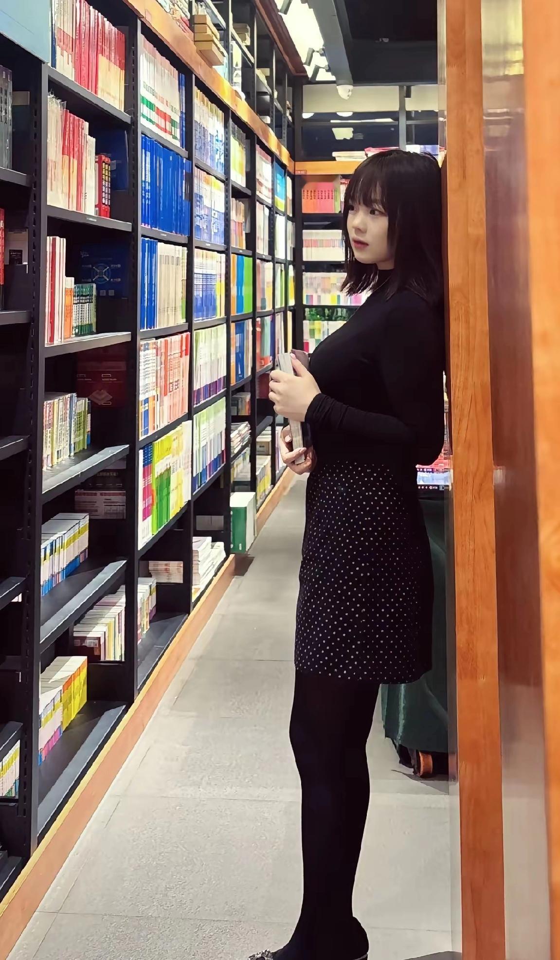 在书香中寻找灵感，静享阅读时光。📚✨爱学习的好孩子，腹有诗书气自华什么样的美女