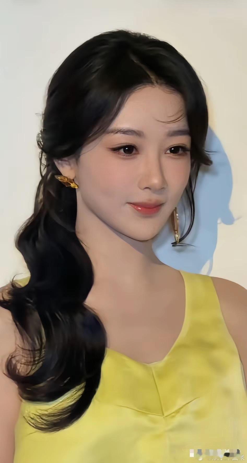 杨紫，求你了！能不能把这样的美貌“焊”死在脸上，昨天参加巴黎时装周的杨紫简直是“