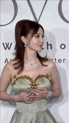 张萌整理衣服，好身材引网友反复回看！怎么才能拥有完美的身材张萌气质张萌自拍