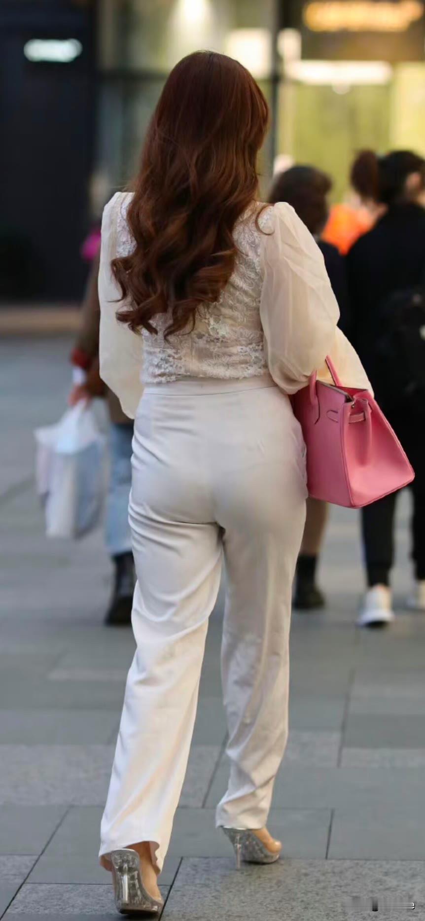 优雅白裤装，粉色包包点缀，都市时尚风！