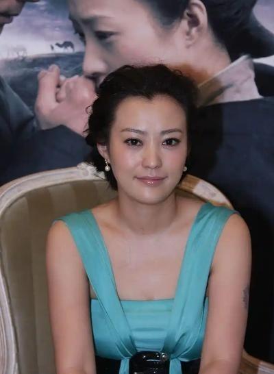 2025年，主持人问郝蕾：“你最欣赏的年轻男演员是谁？”郝蕾眉头一皱：“娱乐圈的