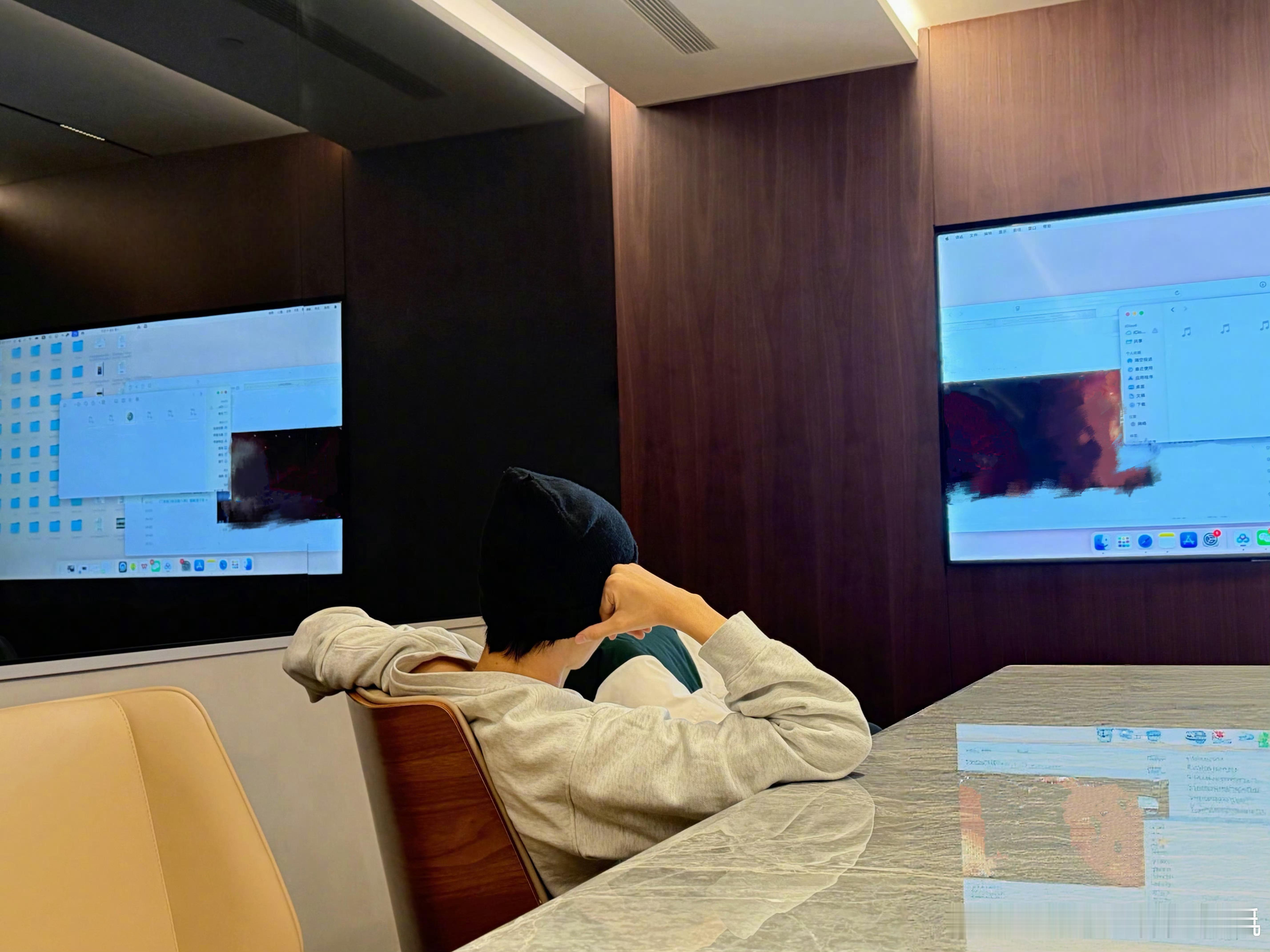 王俊凯营业图新歌线索王俊凯或将发五首新歌王俊凯发的图片暗示了粉丝太多了！这是准备