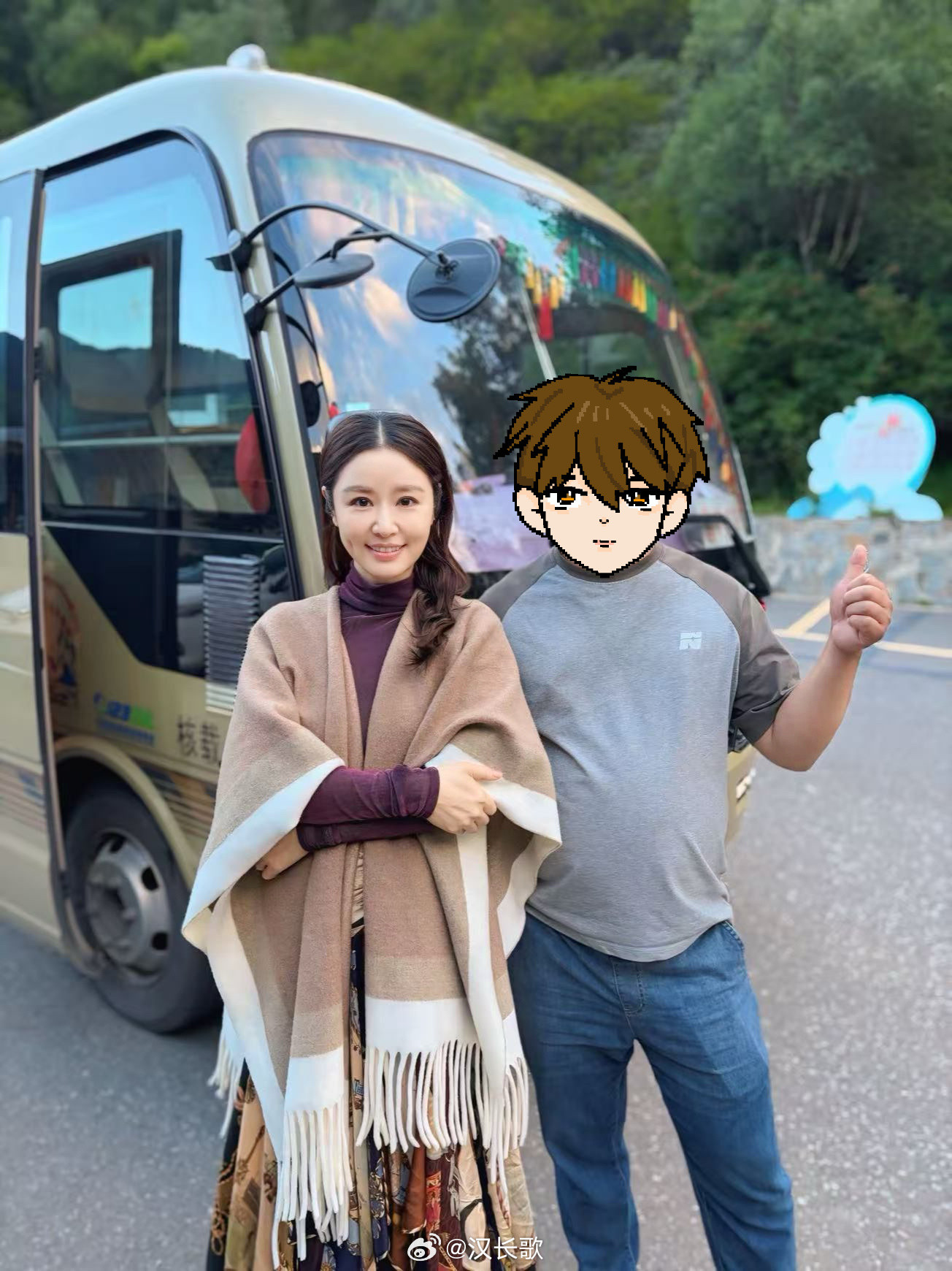 林心如九寨沟偶遇林心如在九寨沟真的被到处偶遇，到处合影，又淘到一张～陈