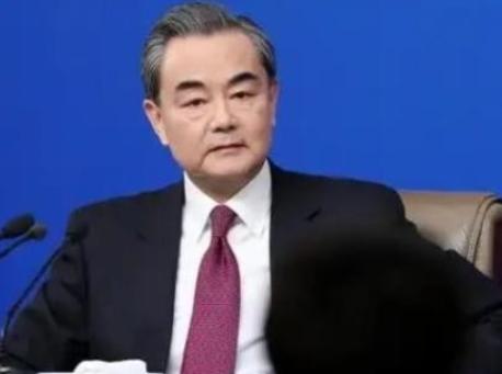 日本的背后是谁已经无所谓了，王毅斩钉截铁的表示：我们有权对日本尽情“清算”。