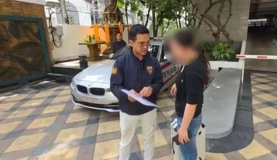 不少心存贪念的公职人员总以为，卷款逃到国外就能躲开法律追责，可这则7月中旬刚