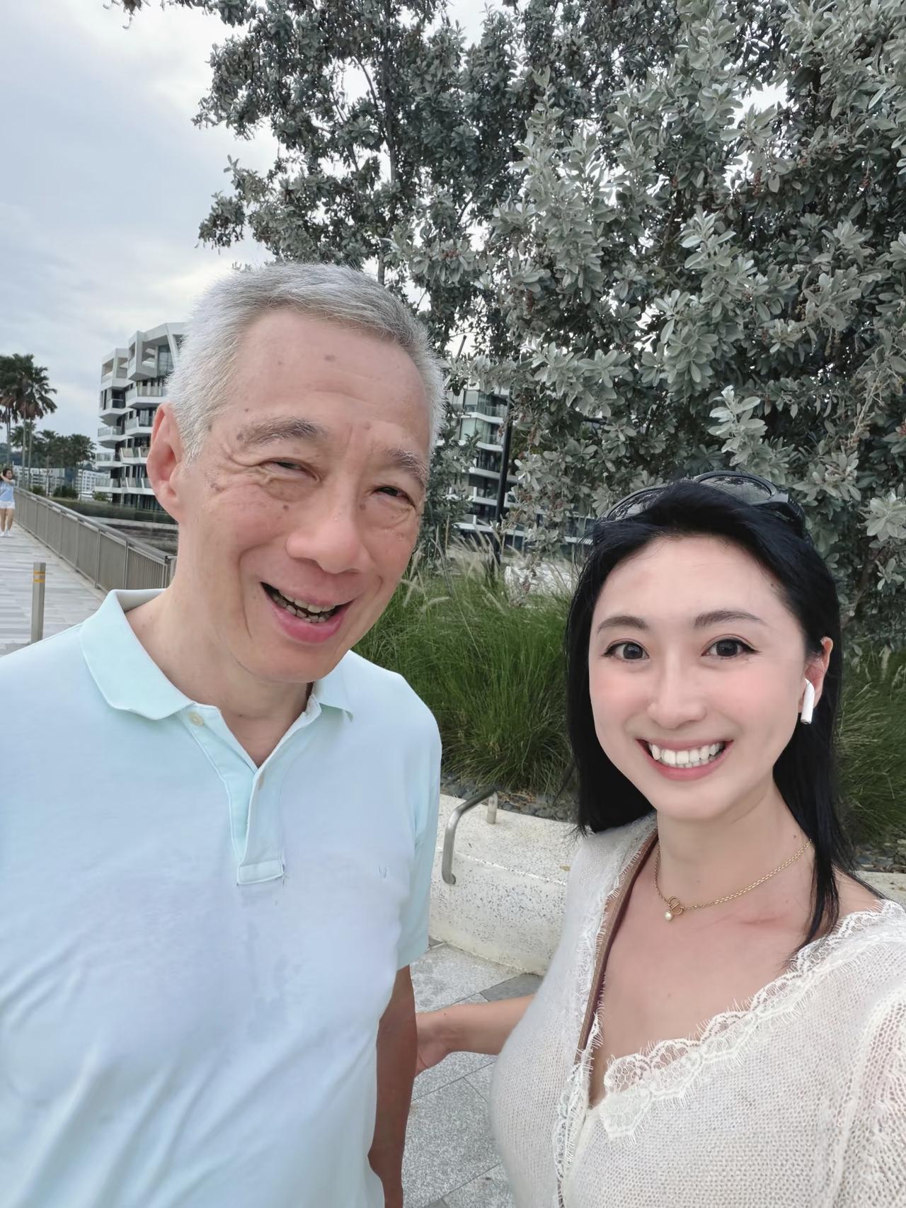 74岁新加坡前总理李显龙和妻子现身街头散步被偶遇，夫妻俩私底下看起来很朴实，穿衣